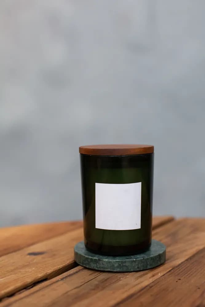 Foto original de vela aromática en frasco verde