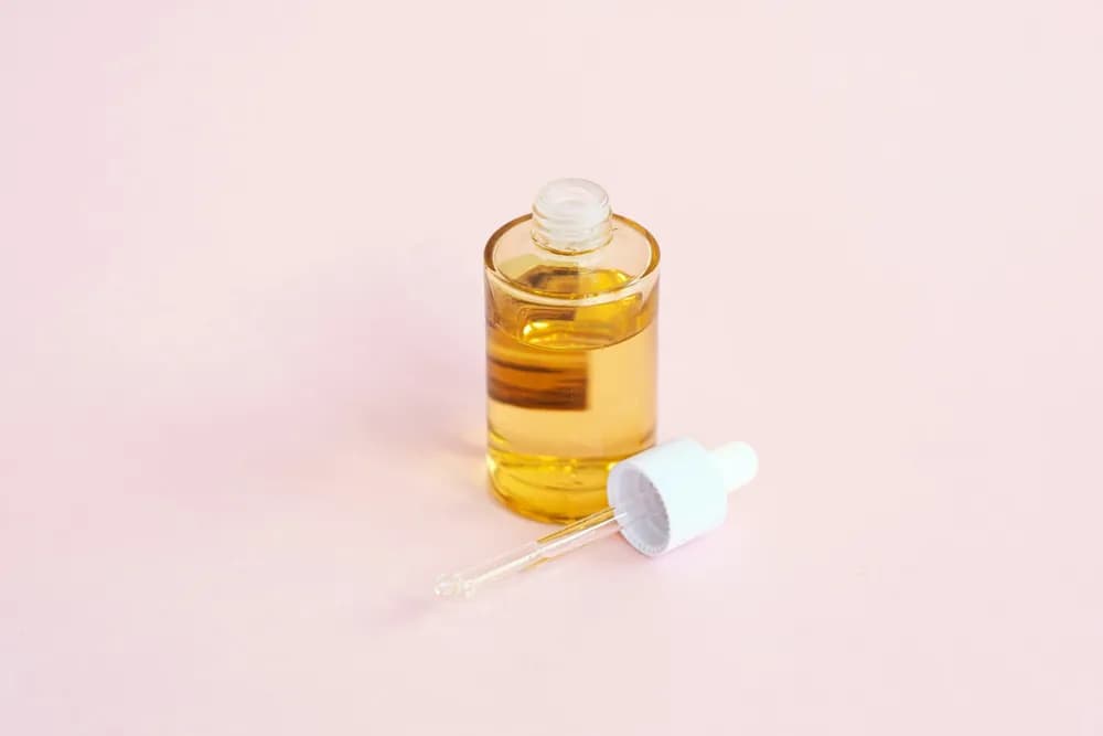 Foto original de sérum facial en frasco de vidrio