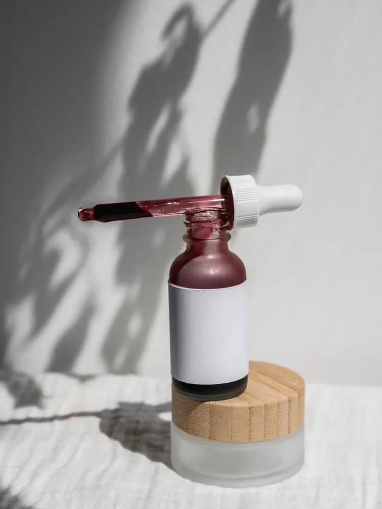 Foto original de sérum con gotero